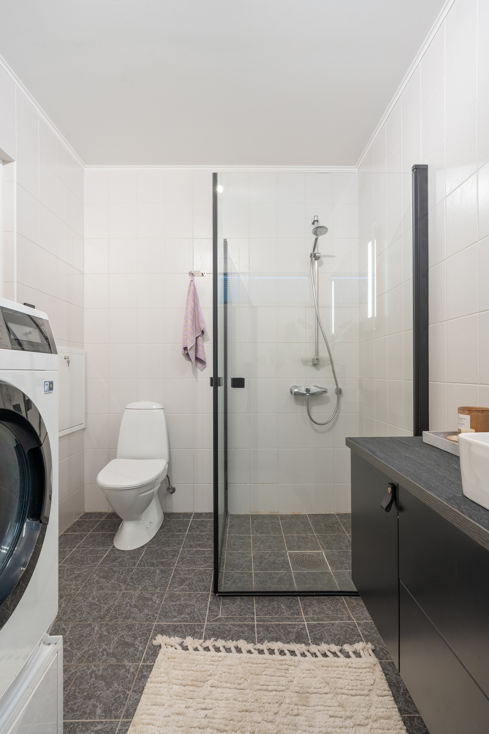På badet har du også god plass til vaskemaskin og tørketrommel. Galleribilde