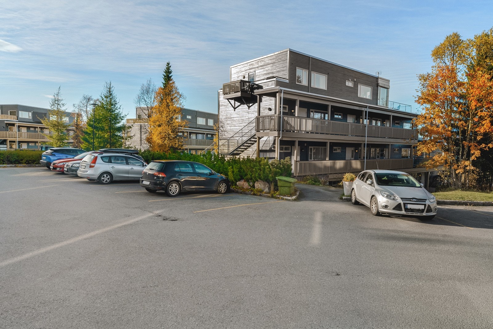 Det er rikelig med gjesteparkering utfor blokka. Galleribilde