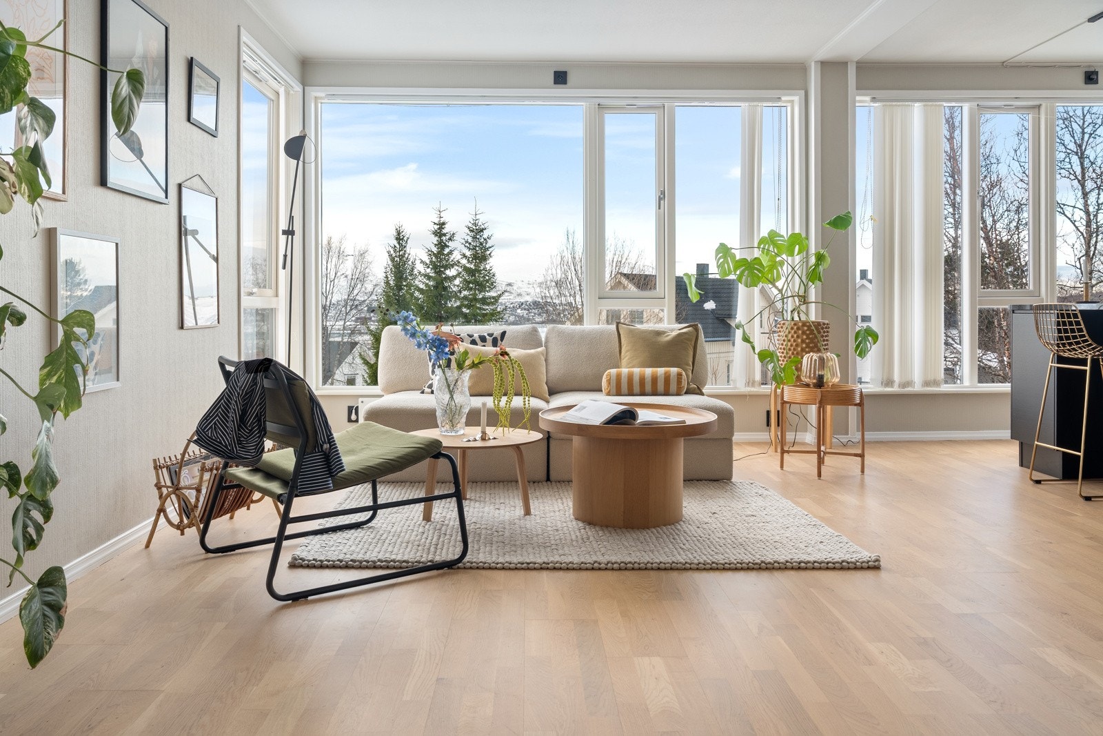 De store vinduene på slipper inn rikelig med lys og gir en herlig romfølelse! Galleribilde