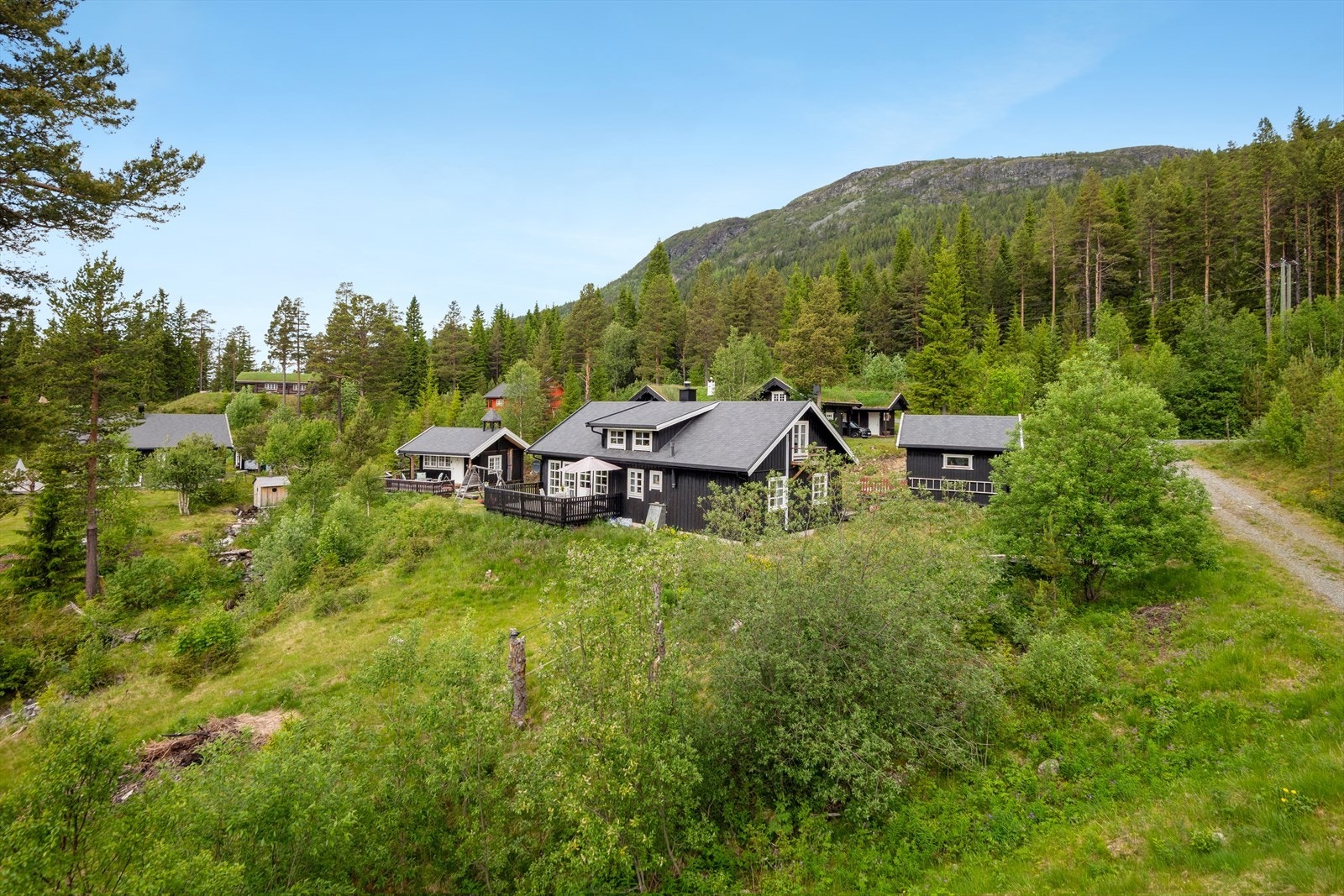 Hytta ligger i landlige og fredelige omgivelser og har både eget anneks og ekstern bod med gode lagringsmuligheter. Galleribilde