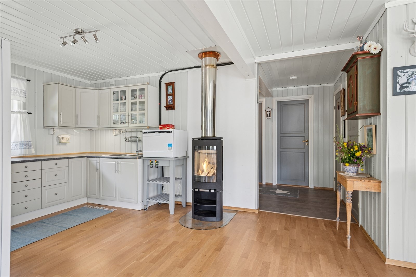 Kjøkkenet har innredning med profilerte fronter og benkeplate i laminat med to oppvaskkummer. Galleribilde