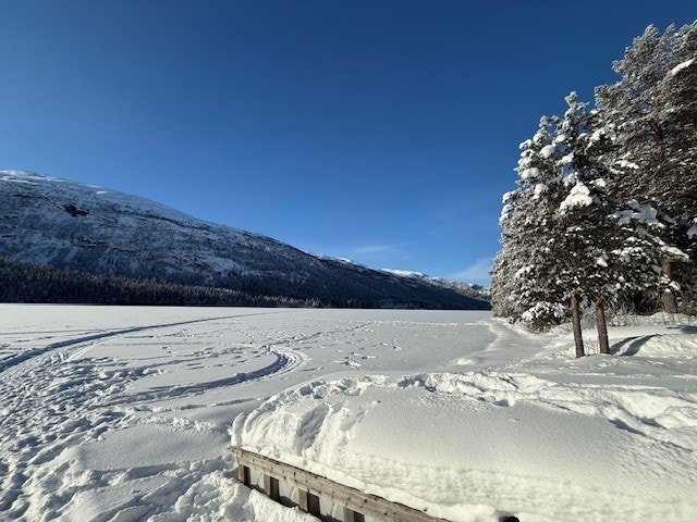 Islagt vann og snødekte fjell gir flotte vintermotiver. Galleribilde
