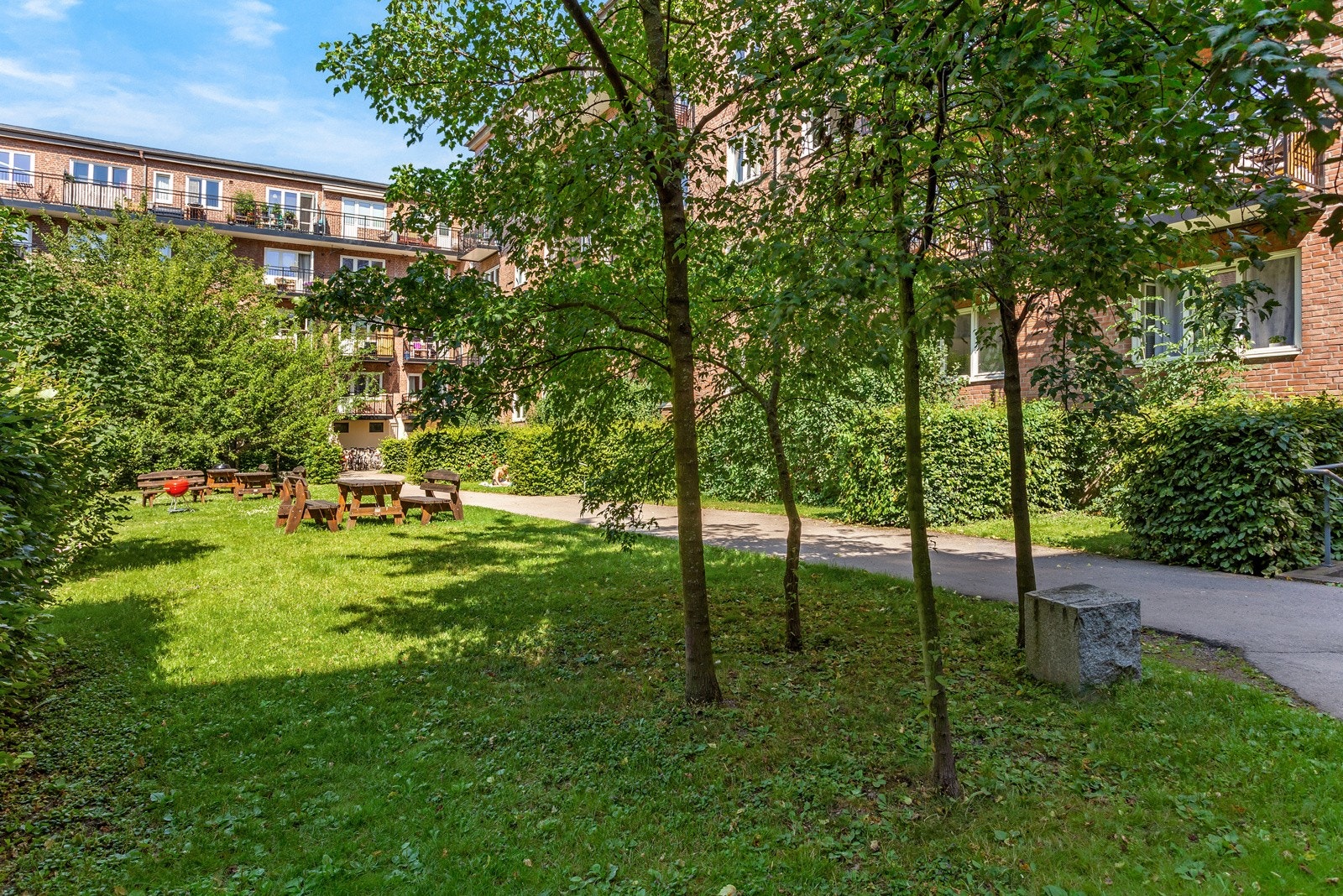 Denne gården var ferdig i 1936 og fikk etter hvert navnet A/S Frydengård. I 1985 ble gården seksjonert i 99 seksjoner med navnet Sameiet Frydengård. Galleribilde