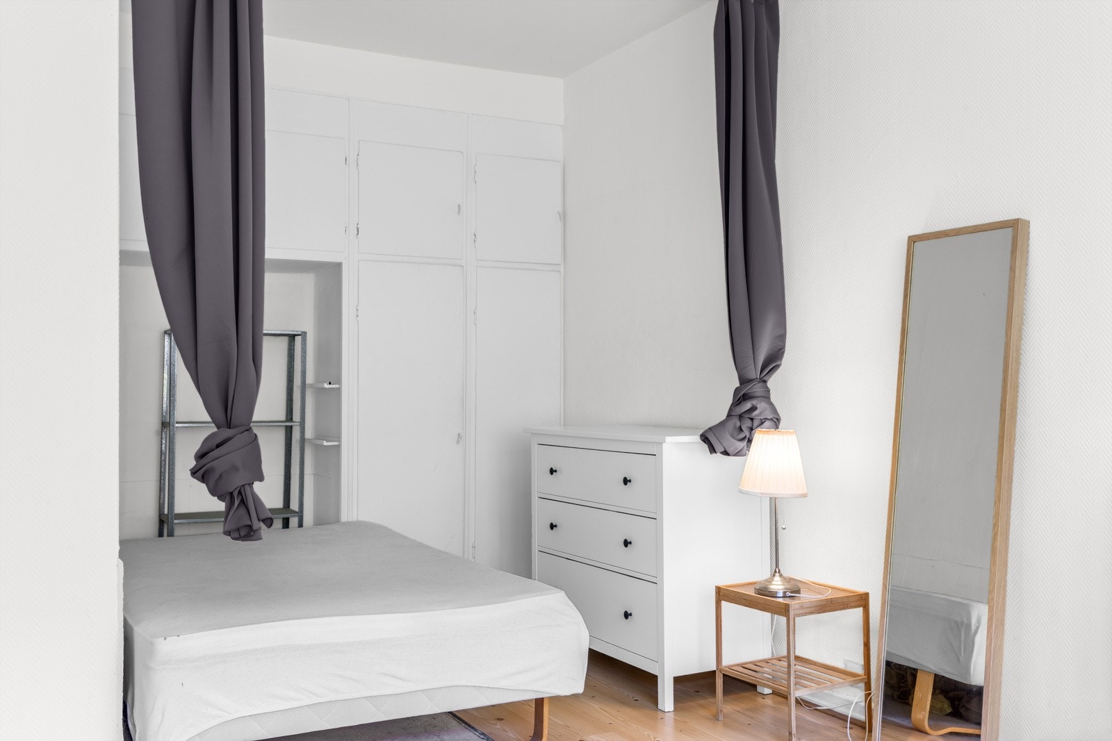 Ved flytting av kjøkken ut i stuen vil det være plass til sofagruppe med tilhørende møblement, tv-seksjon og spisebord med stoler. Galleribilde