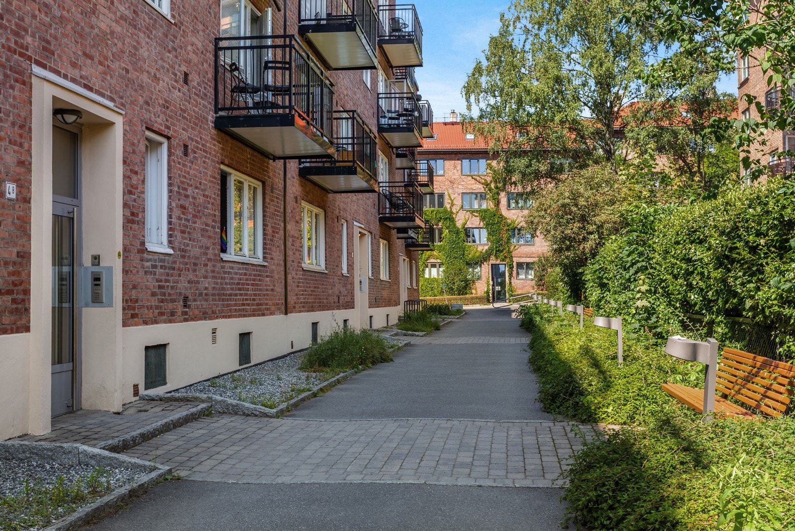 ingangspartiet ligger skjermet til fra trafikk. Galleribilde