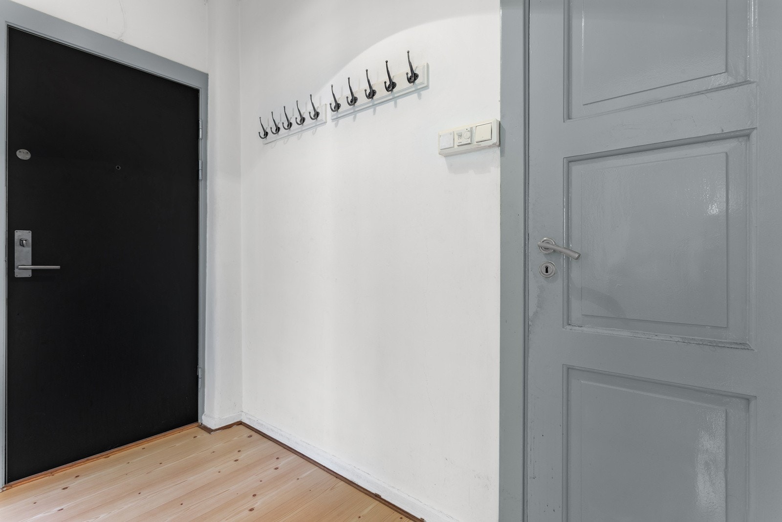 Velkommen inn! Romslig entré med god plass til avheng av yttertøy og sko, Galleribilde