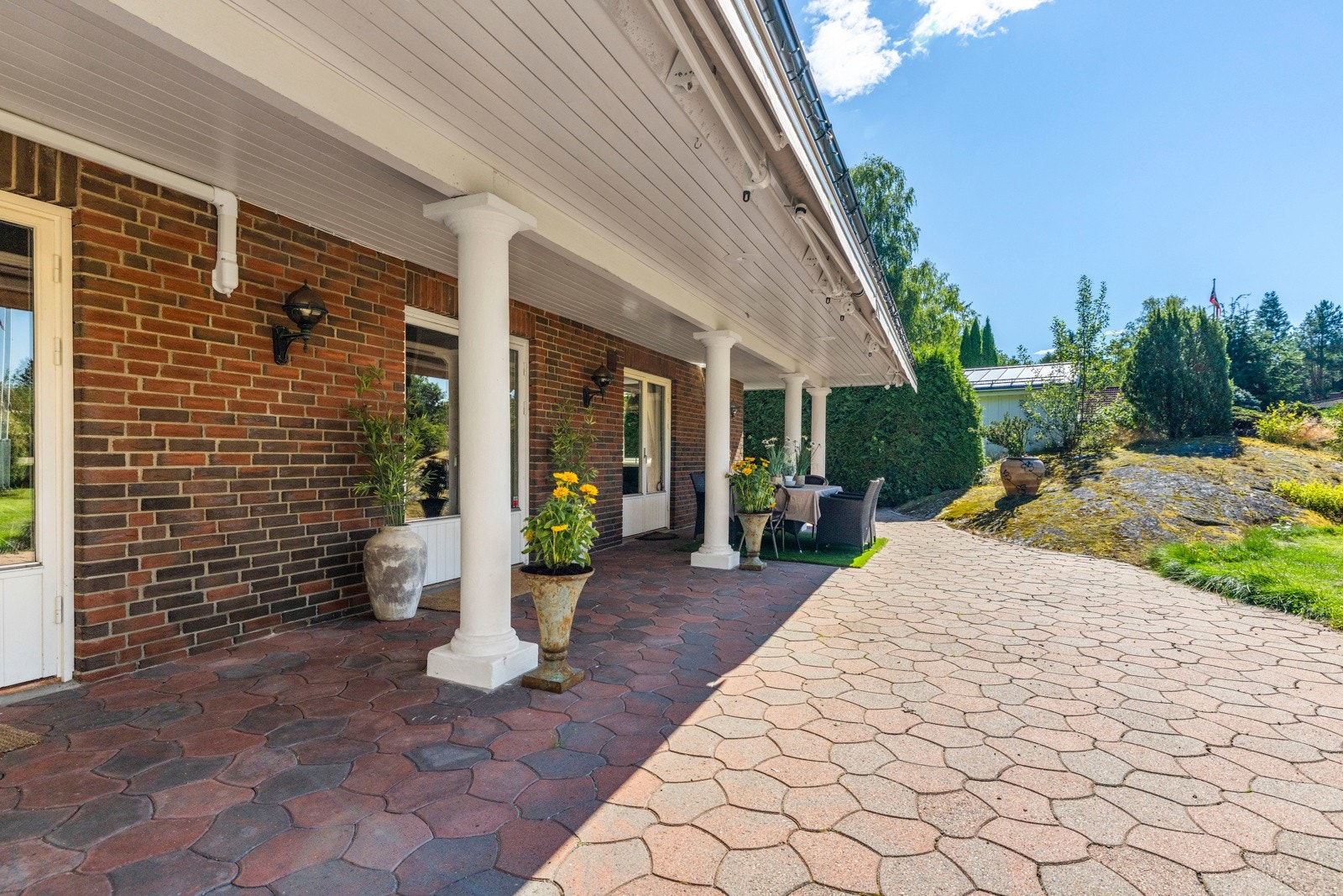 Hagen er pent opparbeidet med gressplen, beplantning, trær og innslag av synlig fjell som gir et naturlig preg. Galleribilde