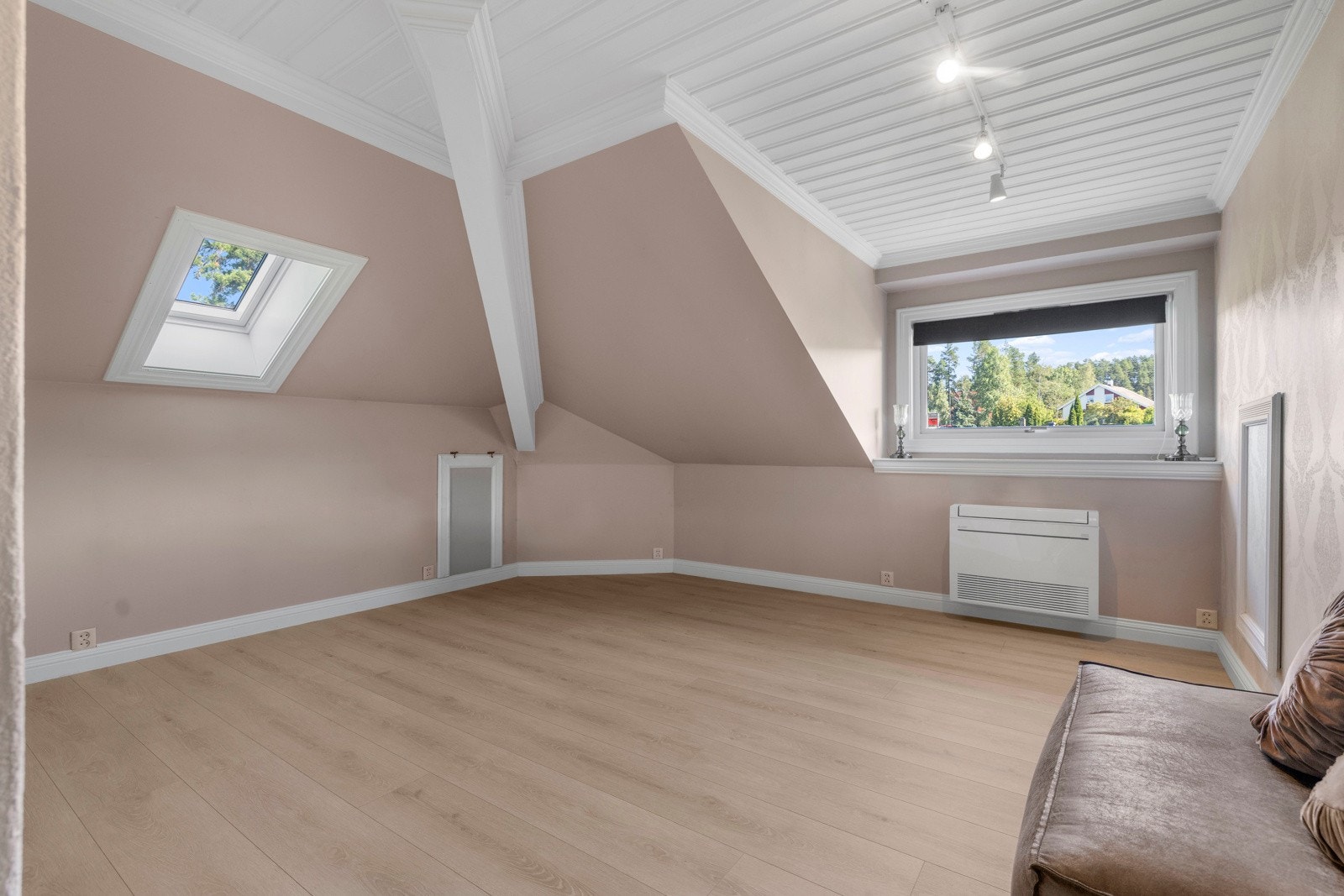 Et lyst og trivelig soverom som passer perfekt som barnerom. Galleribilde