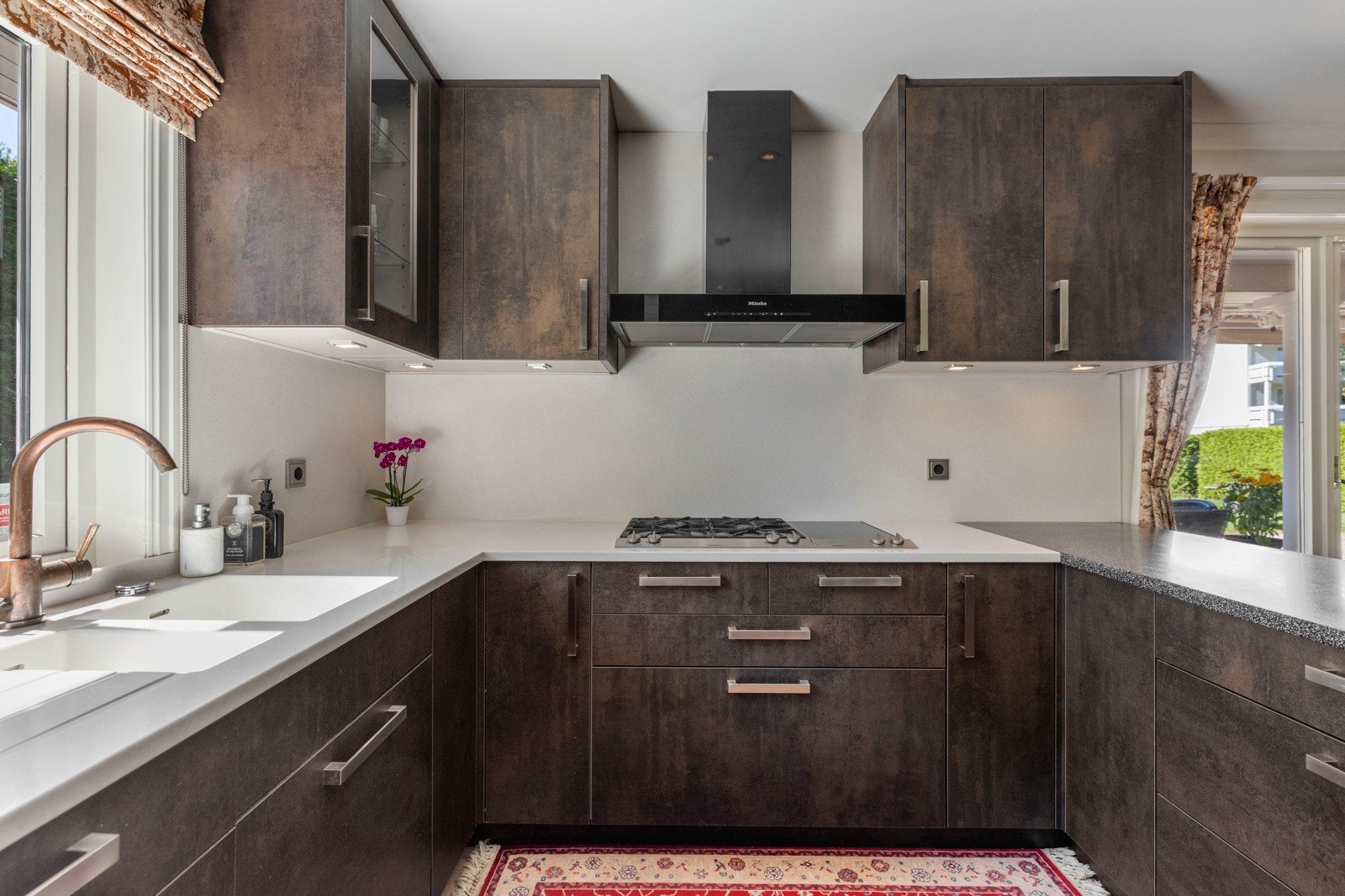 Kjøkkenet er godt utstyrt med integrerte hvitevarer, inkludert koketopp med både gass- og keramiske soner, stekeovn, mikrobølgeovn, to oppvaskmaskiner samt kjøleskap med fryser. Galleribilde