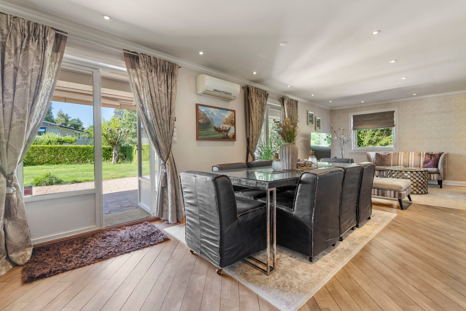 Boligens hovedetasje fremstår som både romslig og innbydende, med direkte utgang til et stort og grønt uteområde. Galleribilde