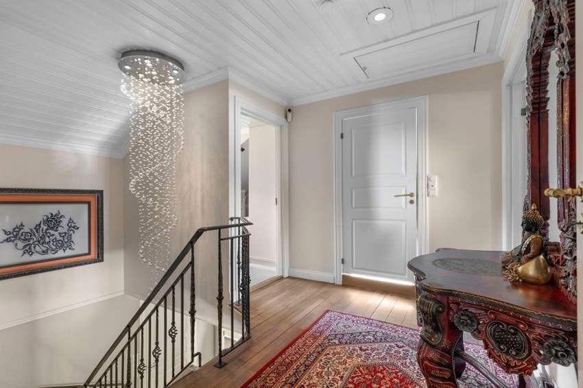 Hovedboligen har hele fem soverom - perfekt for en stor familie, men også med mulighet for fleksible løsninger til både gjester og hjemmekontor. Galleribilde