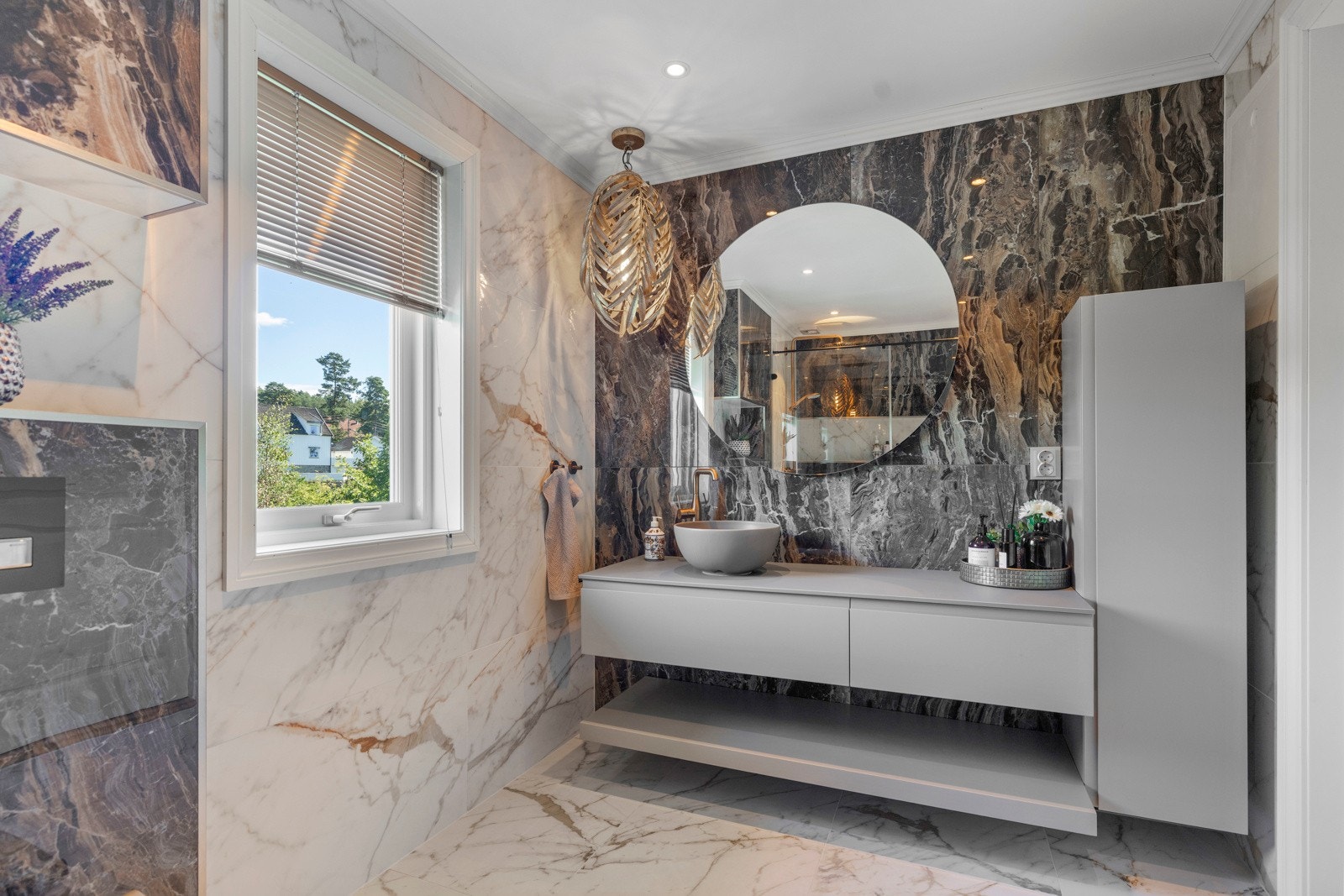 Elegant baderom, renovert i 2021, med en moderne og gjennomtenkt utforming. Her får du en god start på dagen! Galleribilde