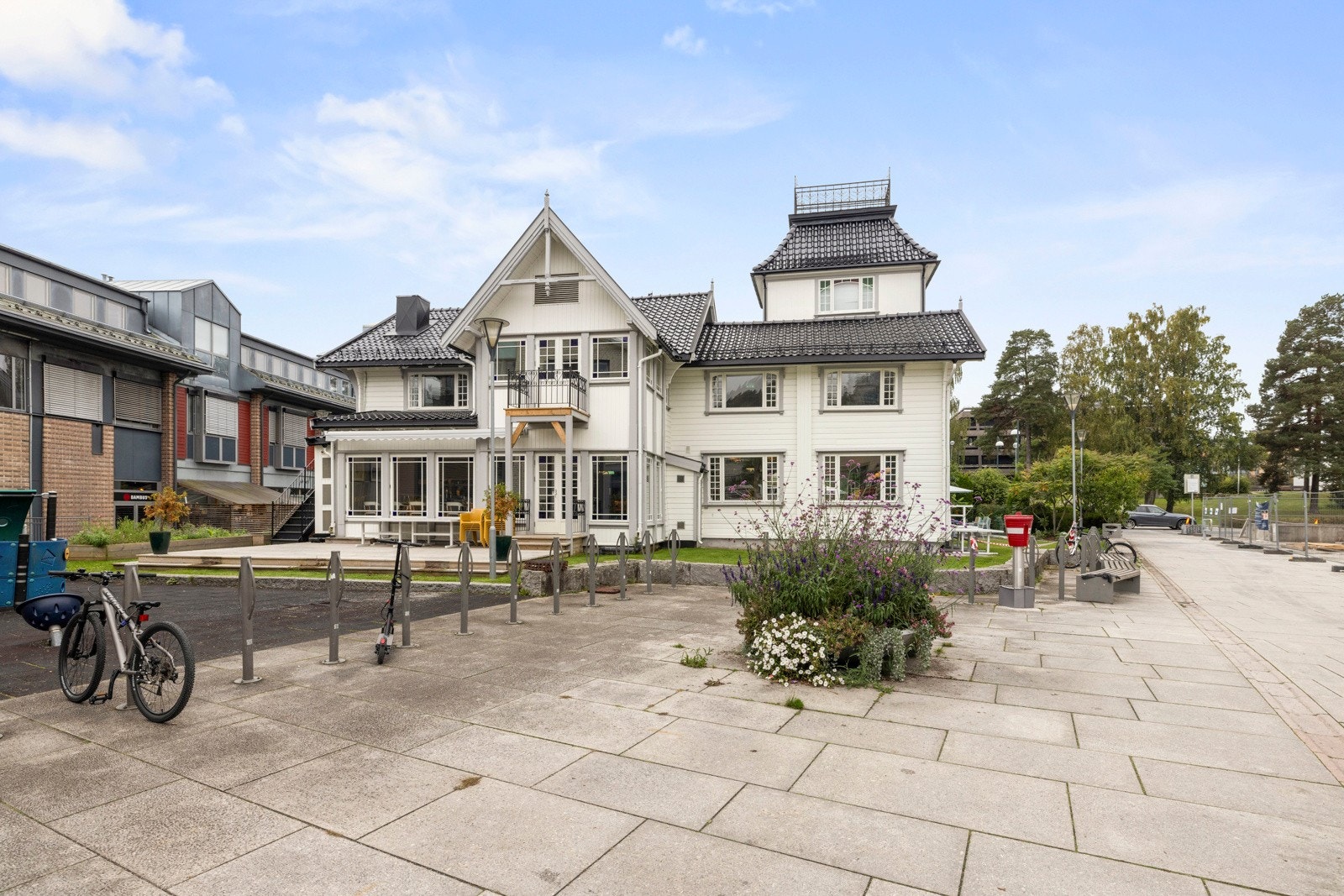 Sentrum har en moderne og helhetlig utforming med gågater og torg, som skaper en lun og trivelig atmosfære. Galleribilde