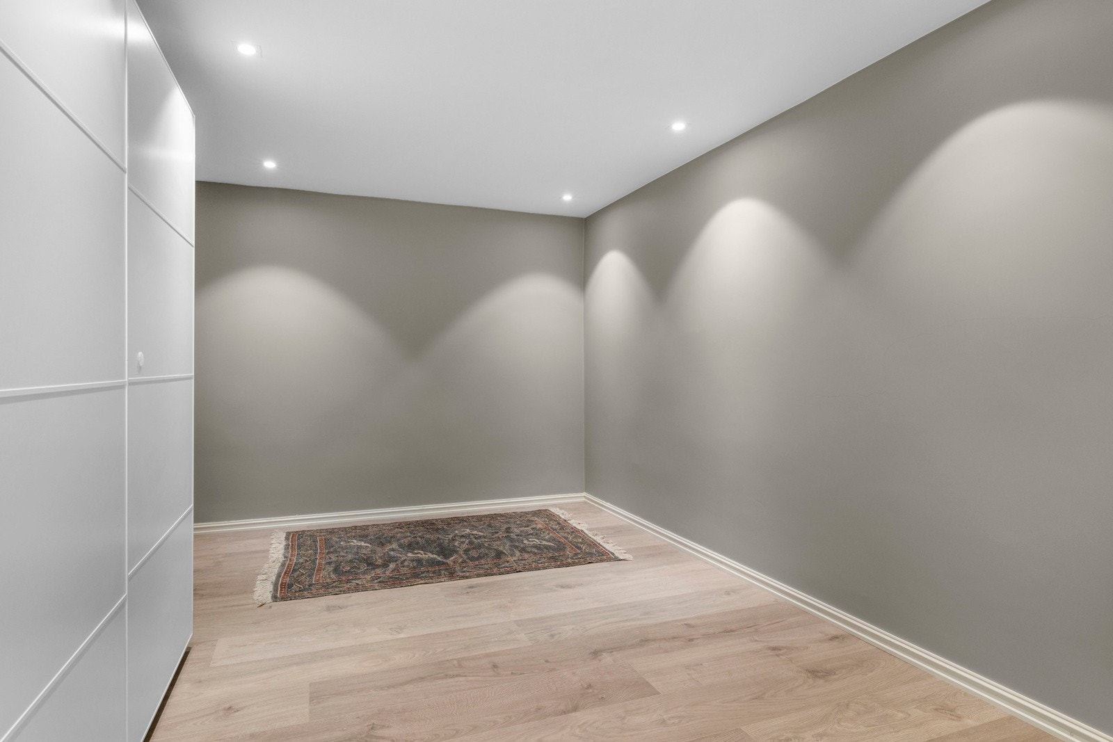 I 2023 ble det etablert en stor bod på hele 15,2 kvm - et anvendelig rom med mange muligheter. Her kan du skape ditt eget trimrom, walk-in-closet, hobbyrom eller rett og slett bruke plassen til praktisk oppbevaring. Galleribilde