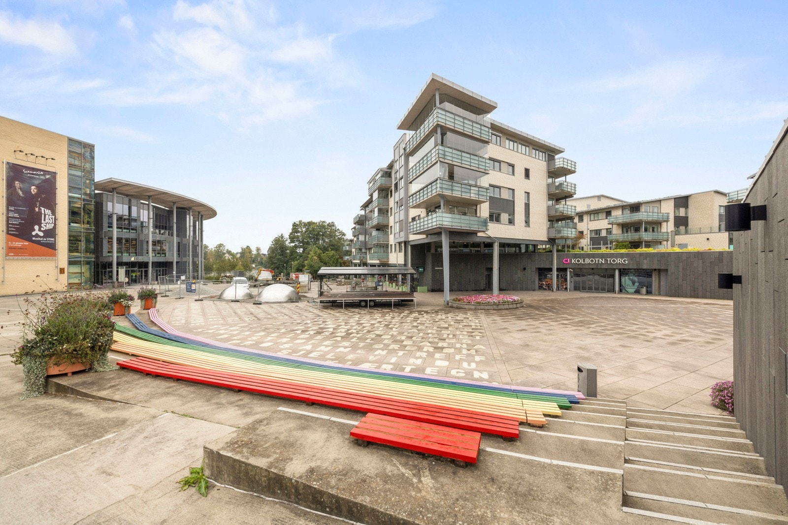 Kolbotn sentrum ligger kun ca. 10 minutters gange fra boligen og er et naturlig knutepunkt med Kolbotn Torg som midtpunkt - her finner du rundt 60 butikker, spisesteder og servicetilbud. Galleribilde
