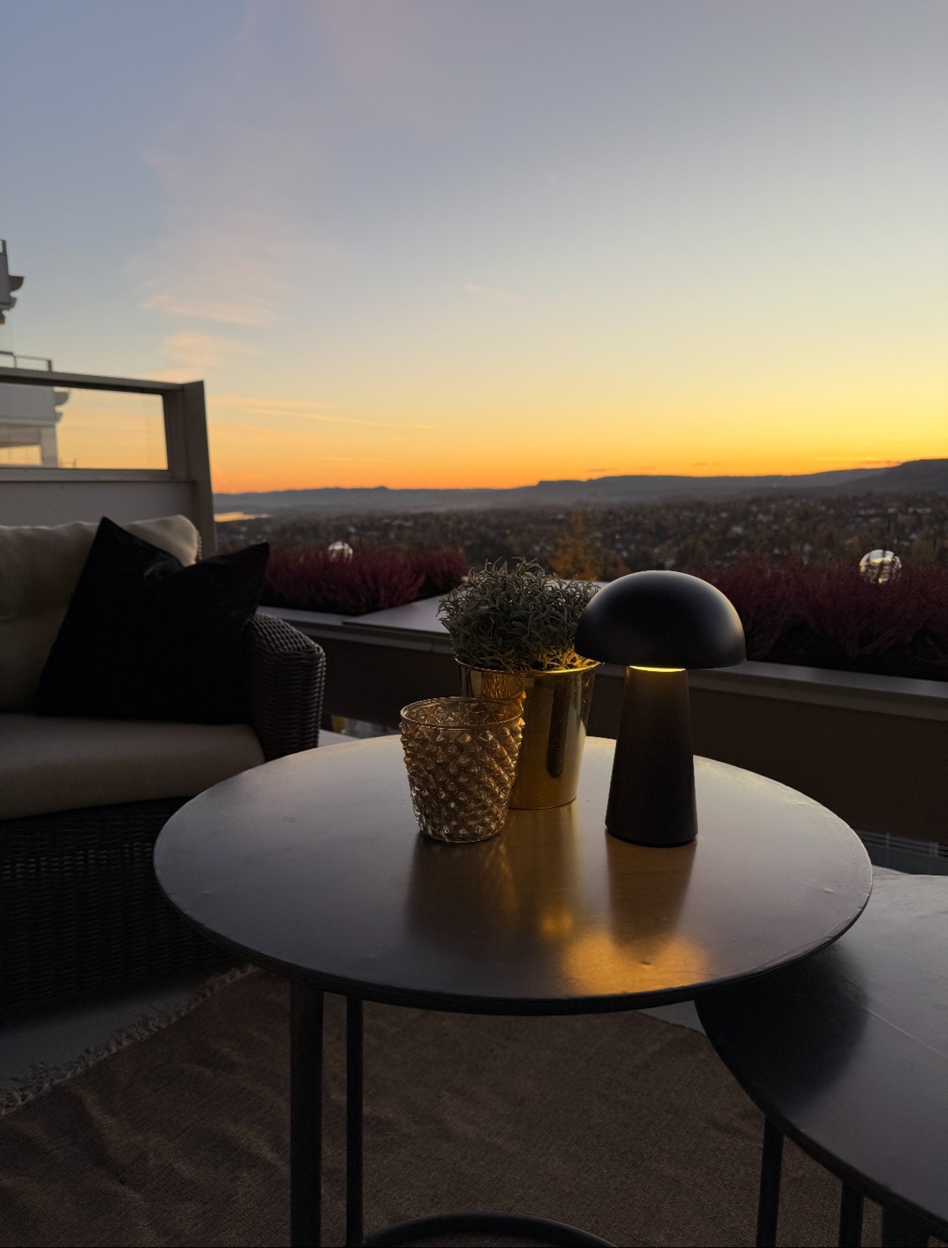 Kveldsstemning på terrassen. Galleribilde