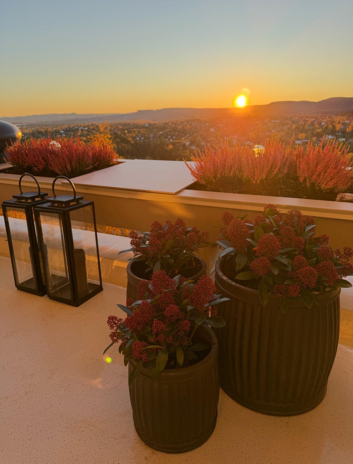Vakker solnedgang på terrassen. Galleribilde