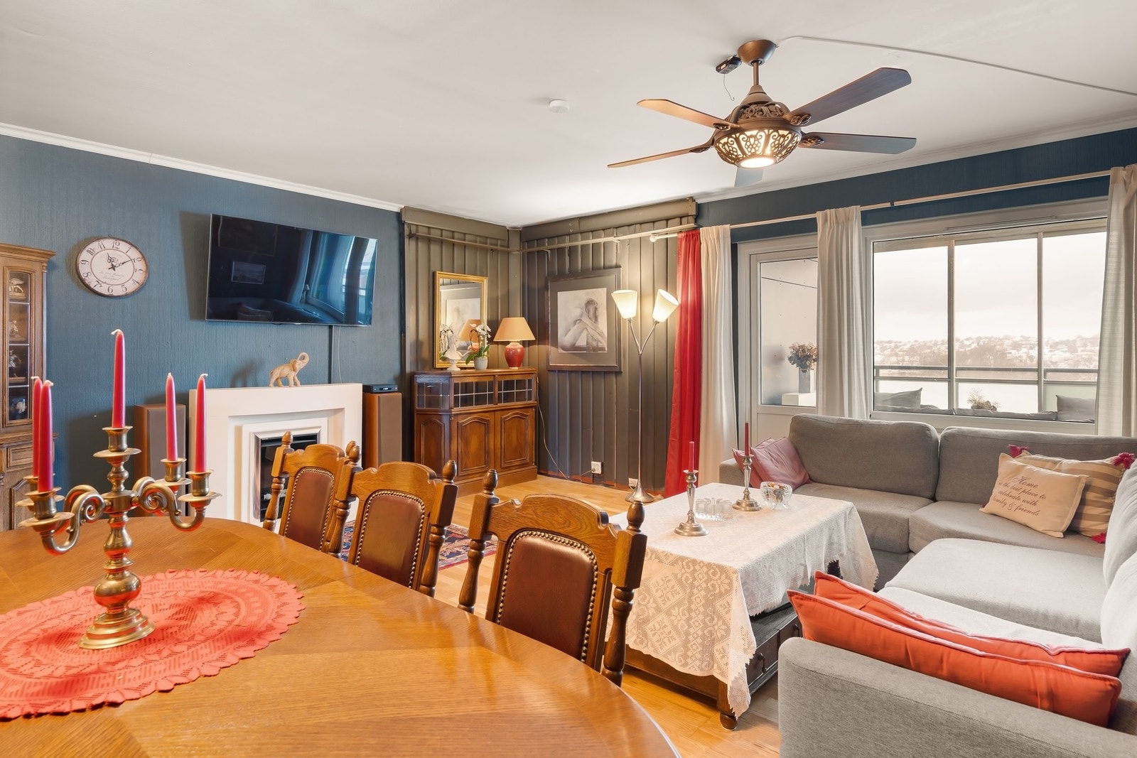 Stor og lys stue med god plass til hyggelige sosiale stunder Galleribilde