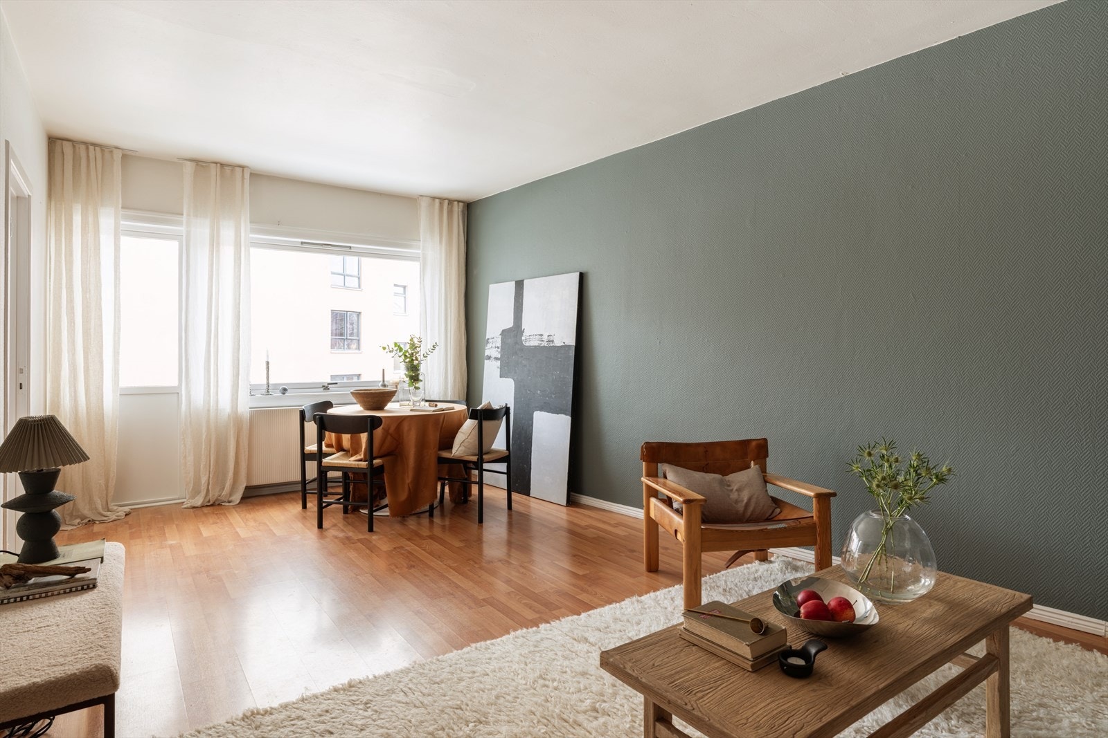 Den lyse og hyggelige stuen har en fin planløsning der møblene har sin naturlige plassering. Galleribilde