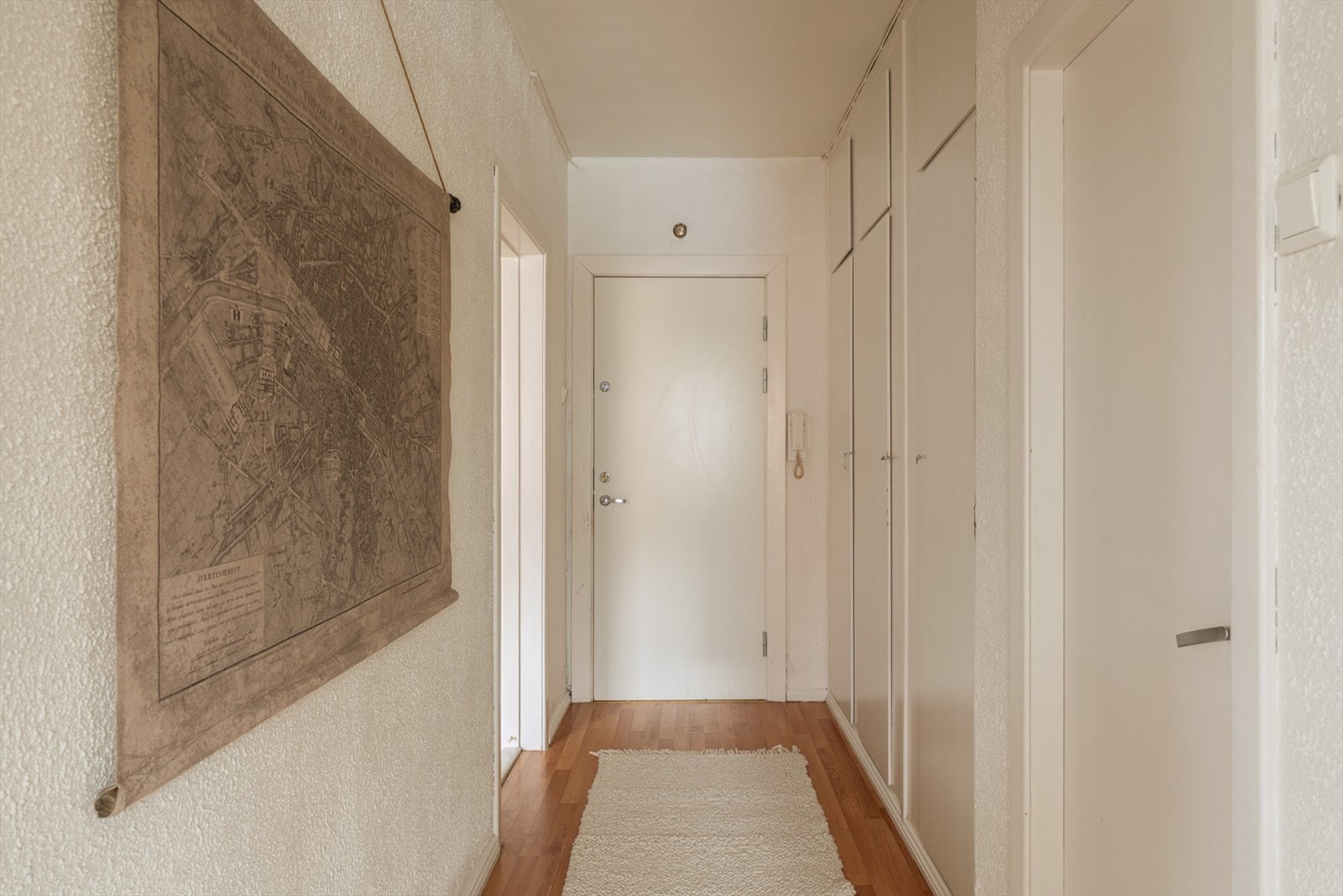 Det god plass til oppbevaring av yttertøy og sko i innebygde skap. Galleribilde