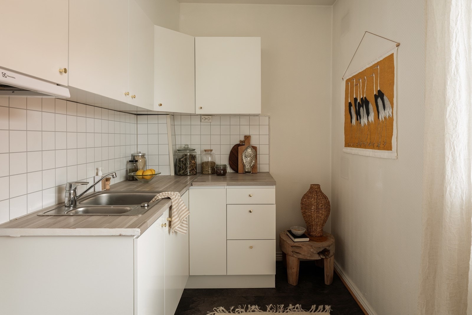 Separat kjøkken hvor plassen er godt utnyttet med rikelig skap- og benkeplass. Galleribilde