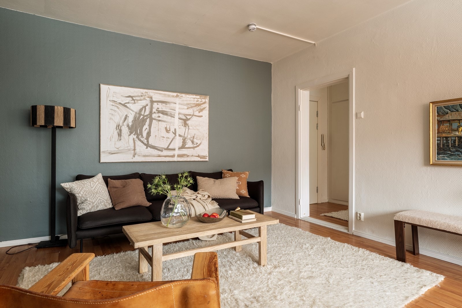 Rommet er malt i flotte fargetoner, og gulvet er dekket med laminat. Galleribilde