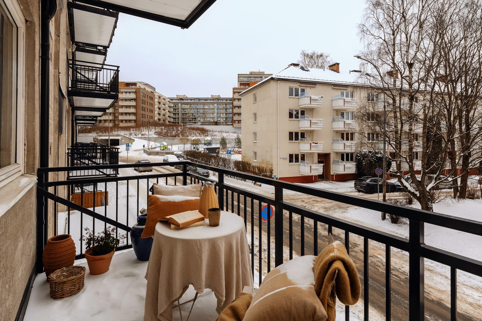 Flott balkong på ca. 5m² med plass til utemøbler, planter og grill. Galleribilde