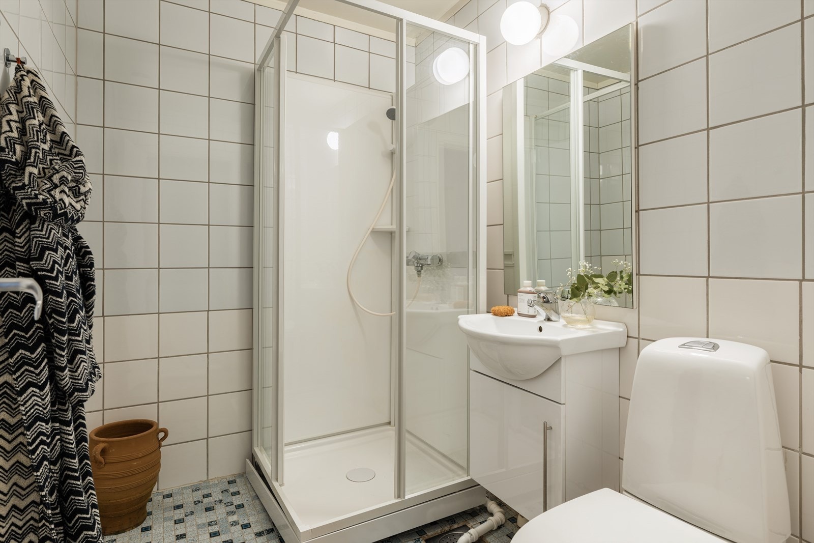 Badet har oppvarming via vannbåren radiator på veggen. Naturlig ventilasjon. Baderommet er av eldre standard og takstmannen kommenterer at baderommet har fått TG3 og må oppgraderes. Galleribilde