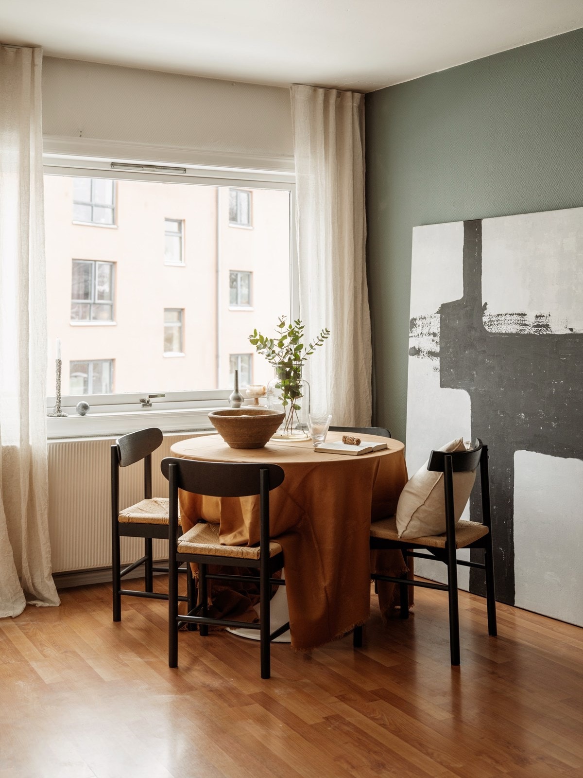 Det er en naturlig plass for spisebord ved vinduet. God plass for å invitere gjester til et hyggelig måltid. Galleribilde