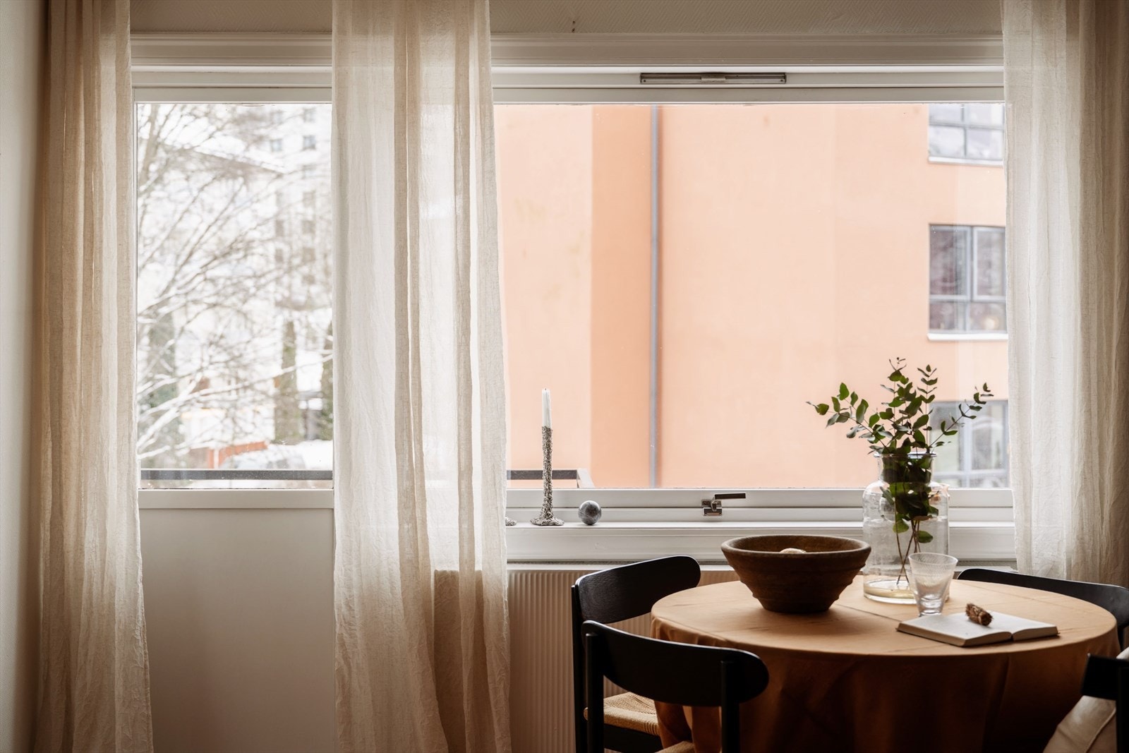 Leiligheten blir oppvarmet med vegghengte radiatorer. Oppvarming er inkludert i felleskostnadene. Galleribilde