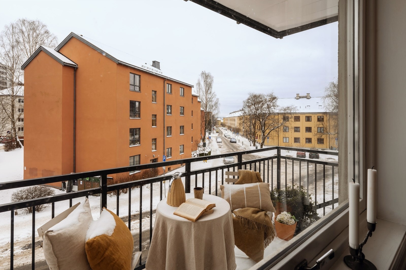 Hyggelig utsikt fra vinduet. Galleribilde