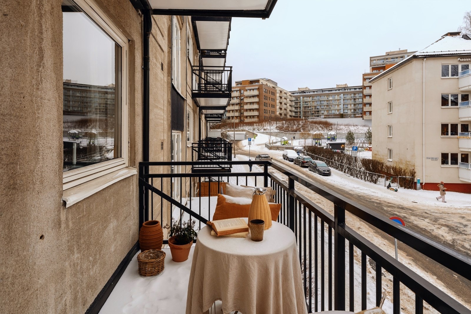 Balkongen ligger vendt ut mot hyggelige omgivelser og en rolig gate. Galleribilde