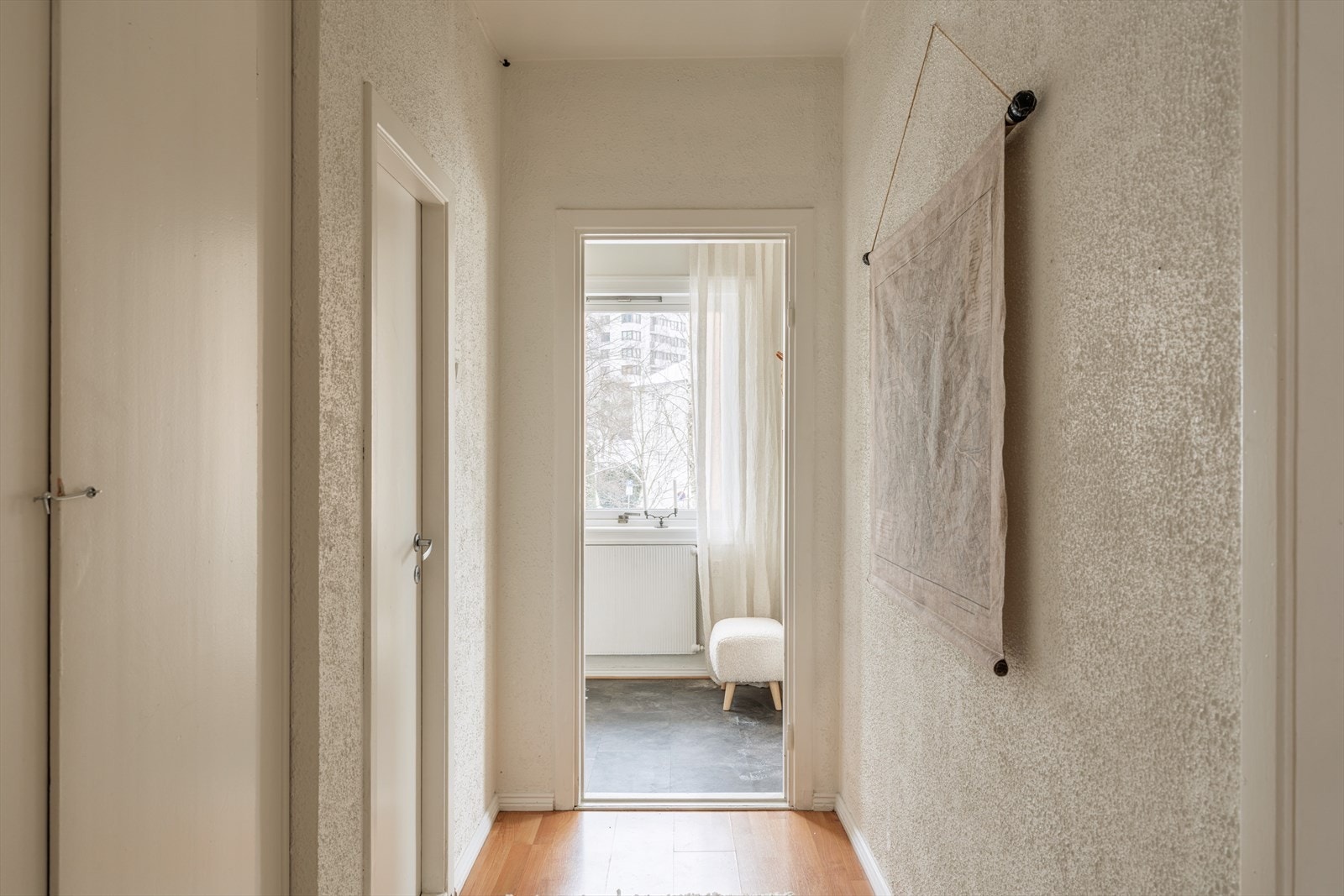 Innbydende entré/gang som gir et godt førsteinntrykk av boligen. Leiligheten disponerer en kjellerbod. Galleribilde
