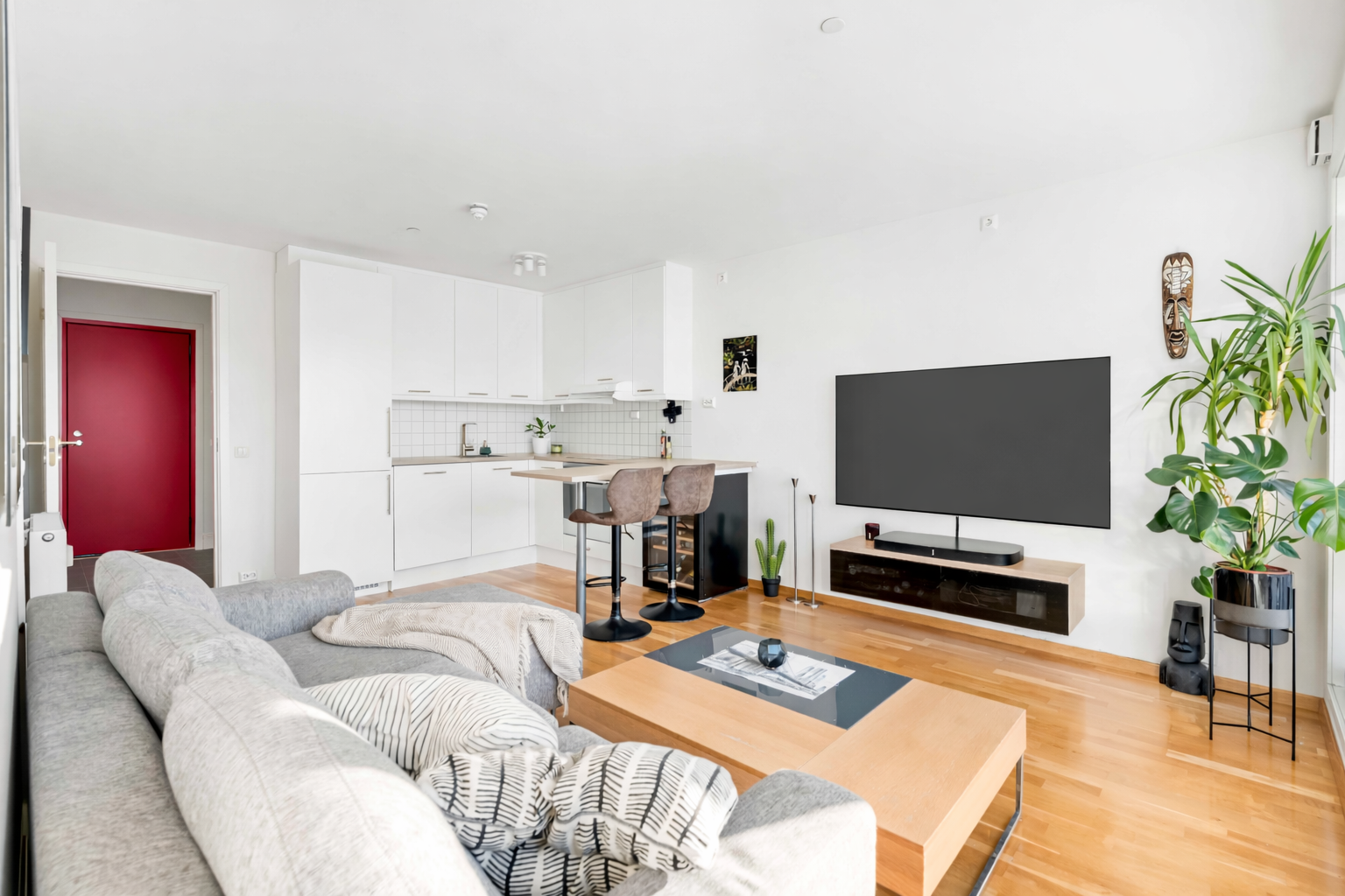 Stuen er arealeffektiv, i åpen løsning mot kjøkkenet. Her får du plass til sofaseksjon og tv-møbel. Galleribilde