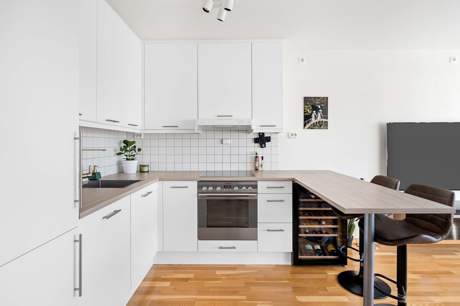 Det er integrert oppvaskmaskin, kjøle-/fryseskap, platetopp og stekovn. I tillegg er det tilkoblet mekanisk avtrekksvifte over stekesonen. Galleribilde