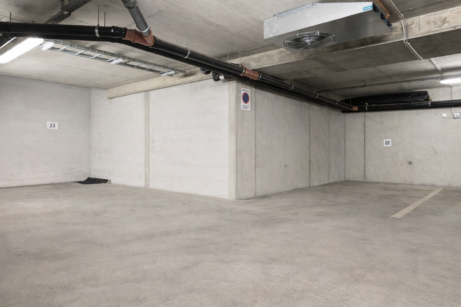 Her slipper du å måke snø eller skrape is av bilen. Perfekt for deg med to biler eller motorsykkel.
Garasjeplassene kan også leies ut for en pen sum i måneden i følge selger Galleribilde