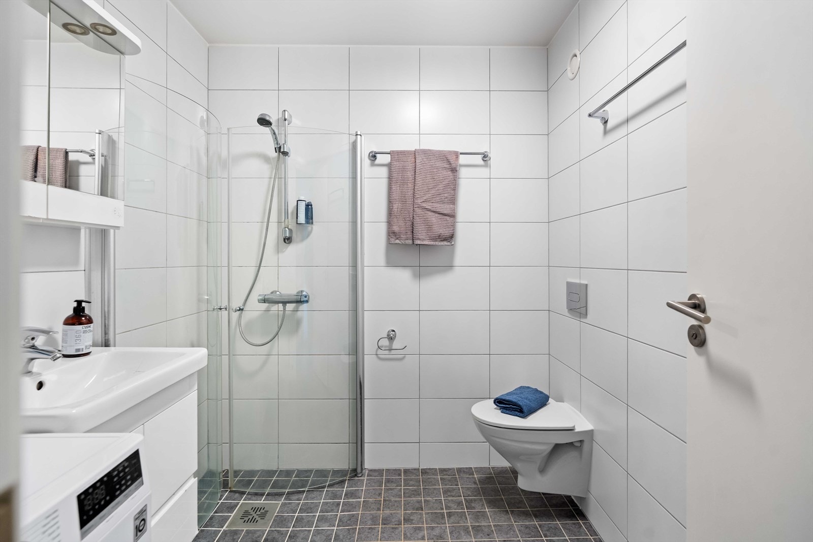 Badet har flis på gulv og vegger, samt malt overflate i himling. Galleribilde