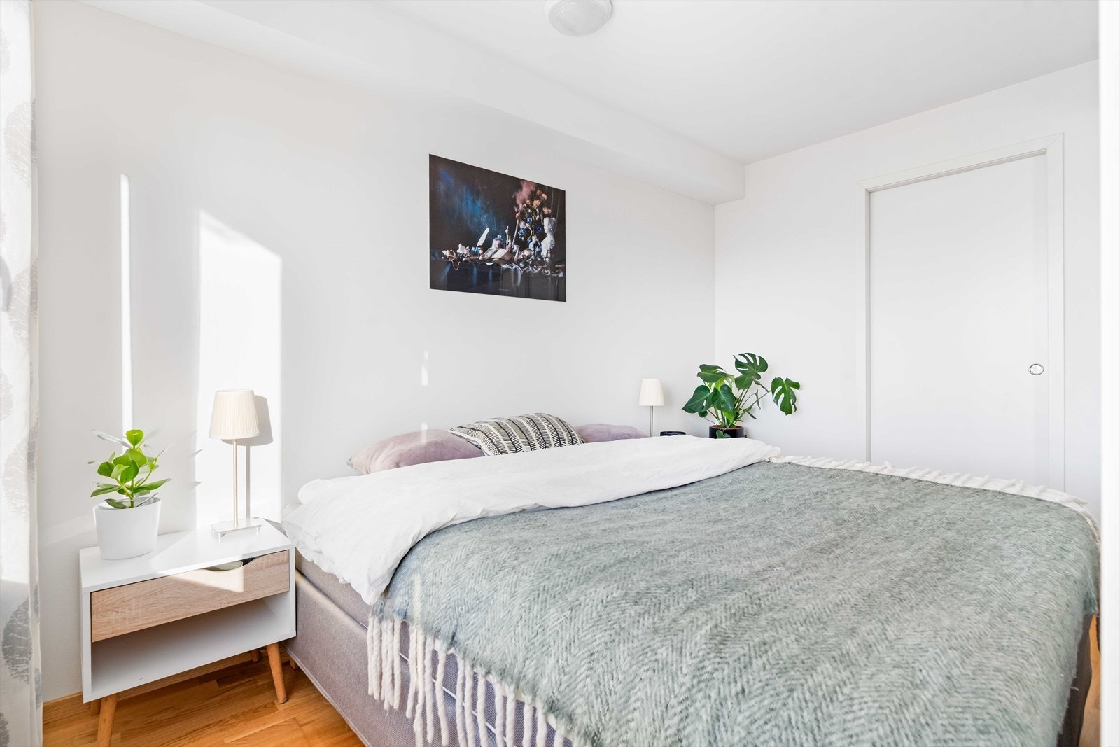 Hovedsoverommet har plass til dobbeltseng med tilhørende nattbord. Galleribilde