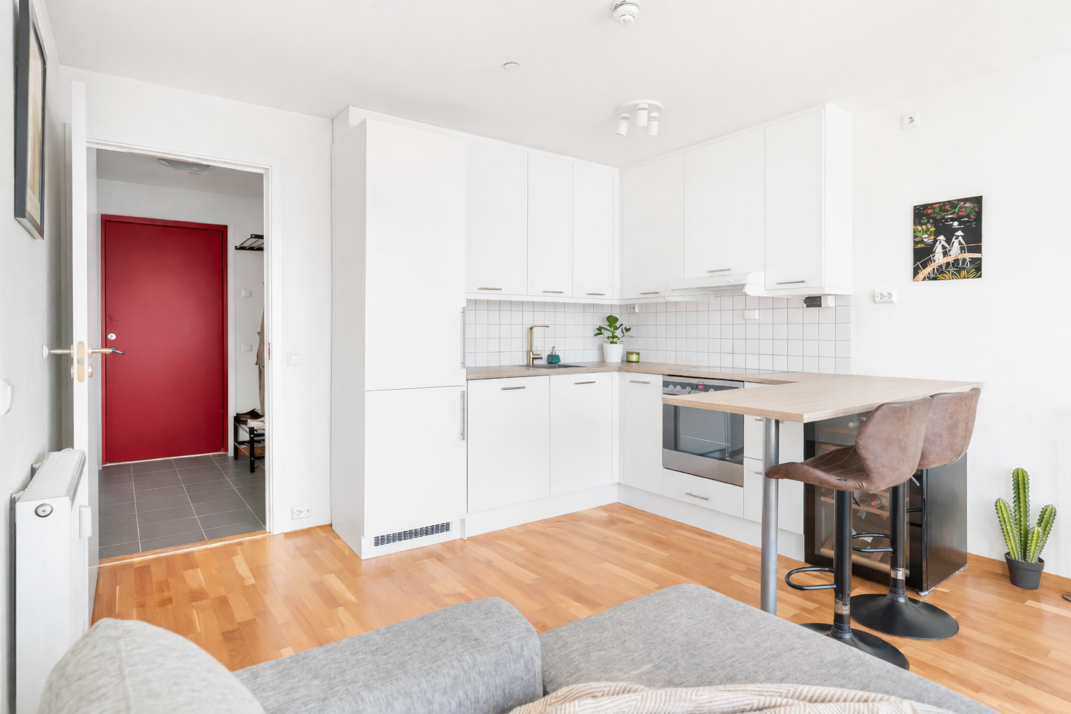 Rommet har lysmalte vegg- og takflater, samt parkett på gulvet. Galleribilde