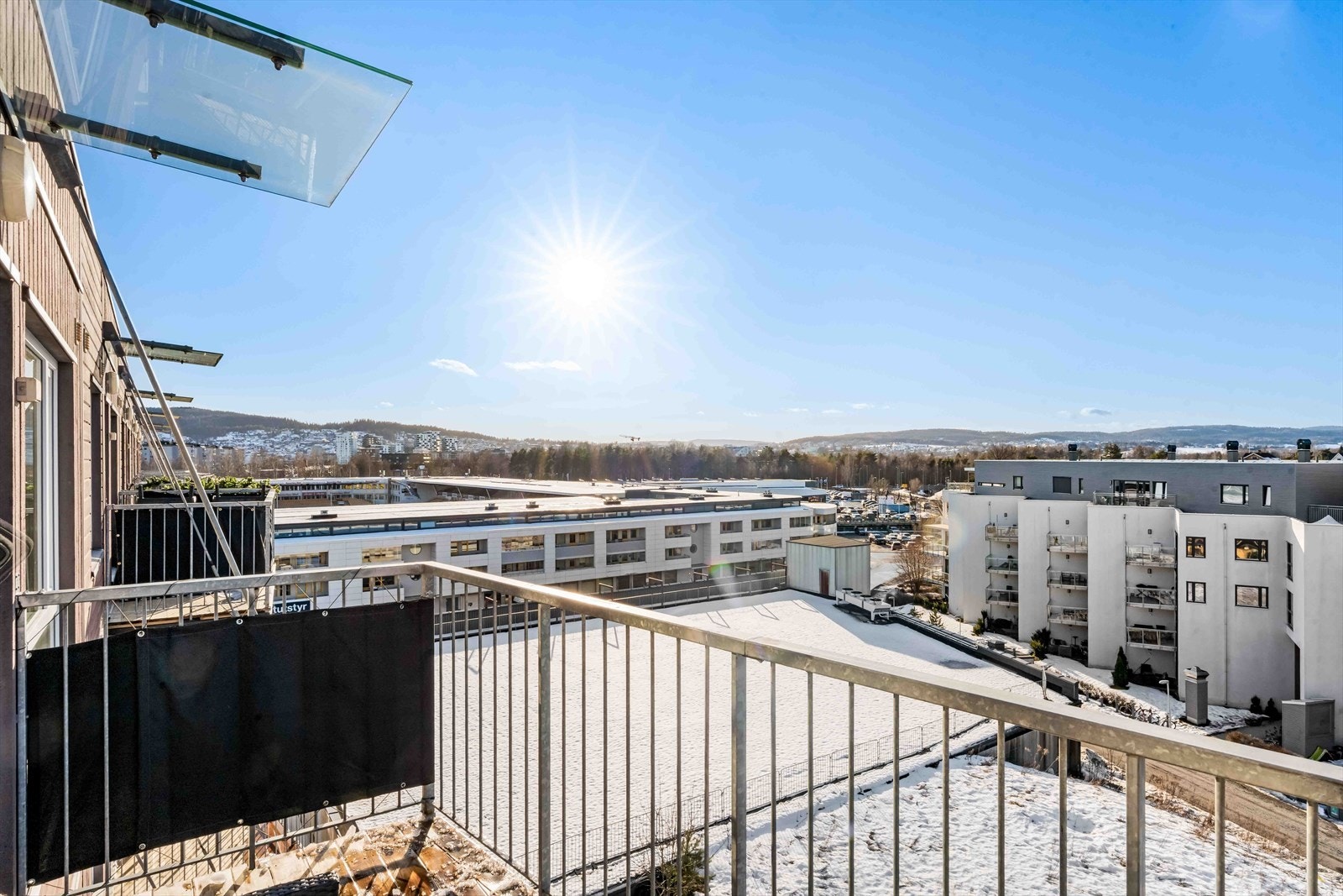 Leiligheten fremstår lys og innbydende med store vindusflater, åpen planløsning og moderne overflater som gir en luftig romfølelse. Galleribilde