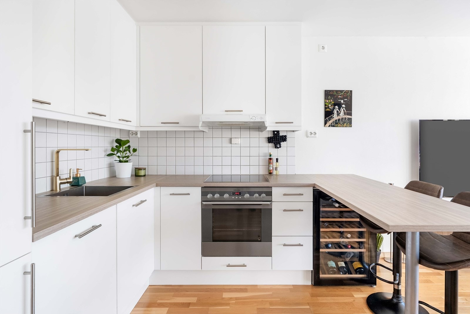 Kjøkkenet er godt utnyttet, og byr på rikelig med benk- og skapplass. Galleribilde