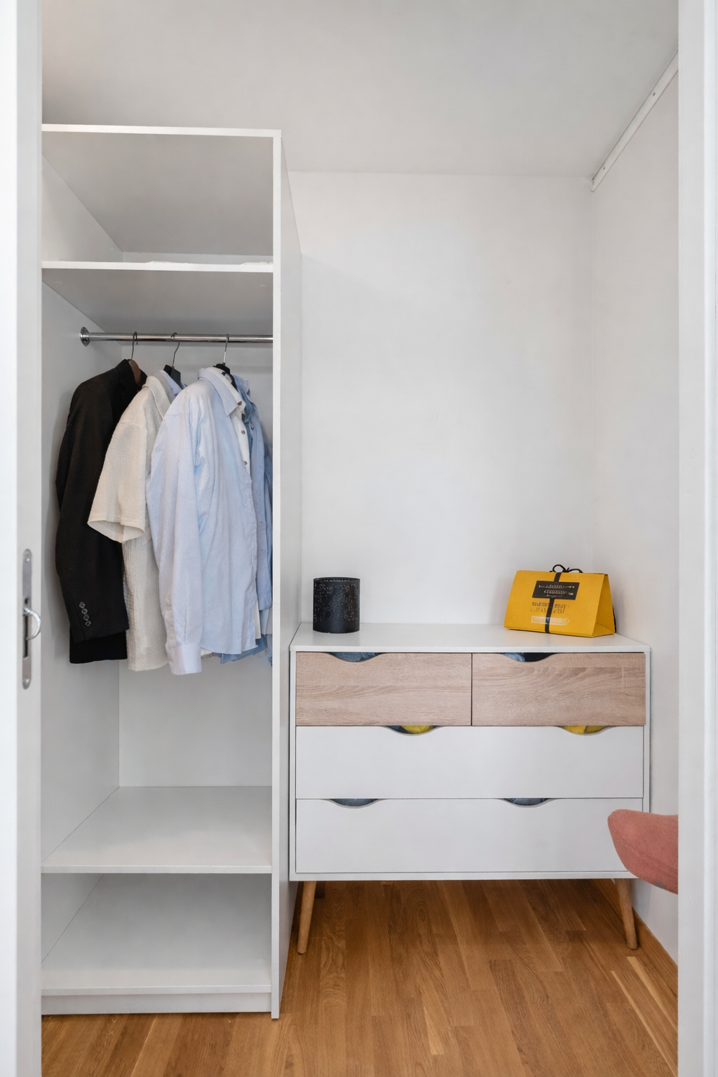 Videre er det plass til garderobeløsning. Galleribilde