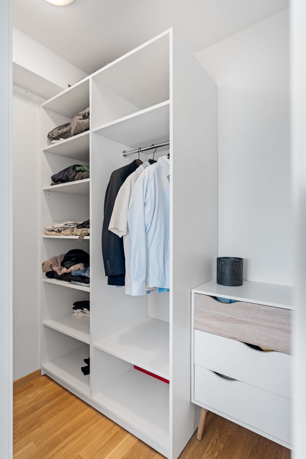 Det er gjort en garderobeløsning i boden. Galleribilde