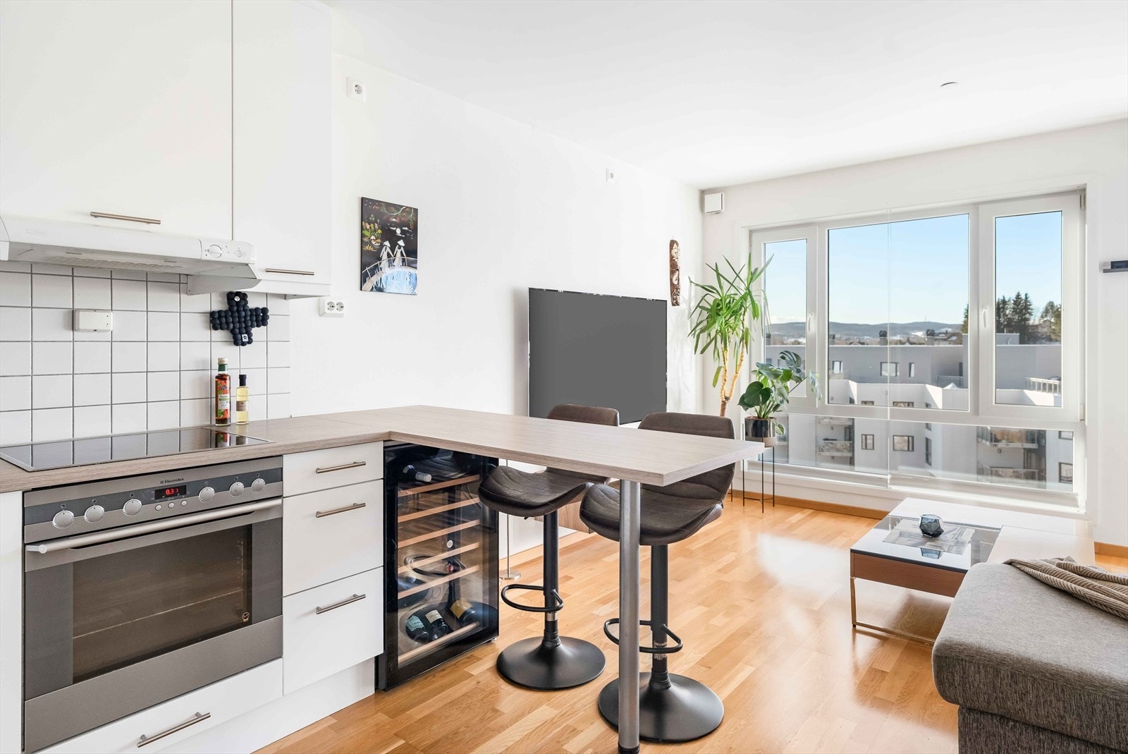 Den smarte barløsningen gir plass til to barstoler. Galleribilde