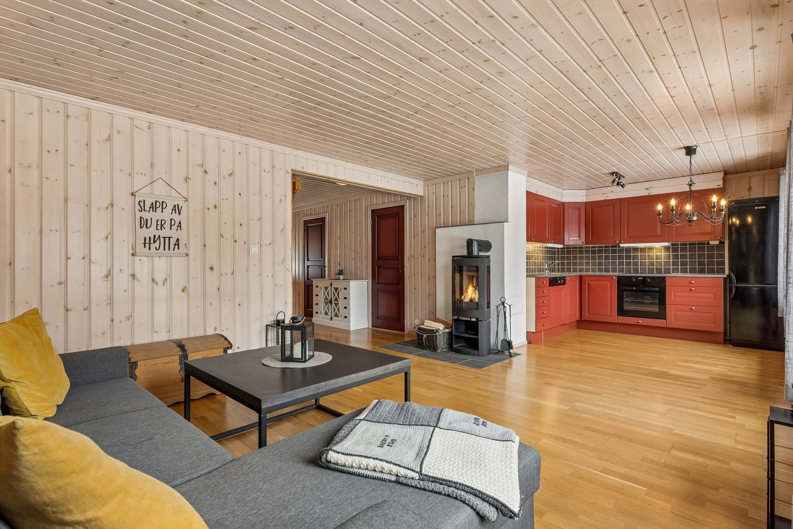 Stuen og kjøkkenet utgjør et sosialt allrom med gjennomgående parkett på gulvet. Galleribilde