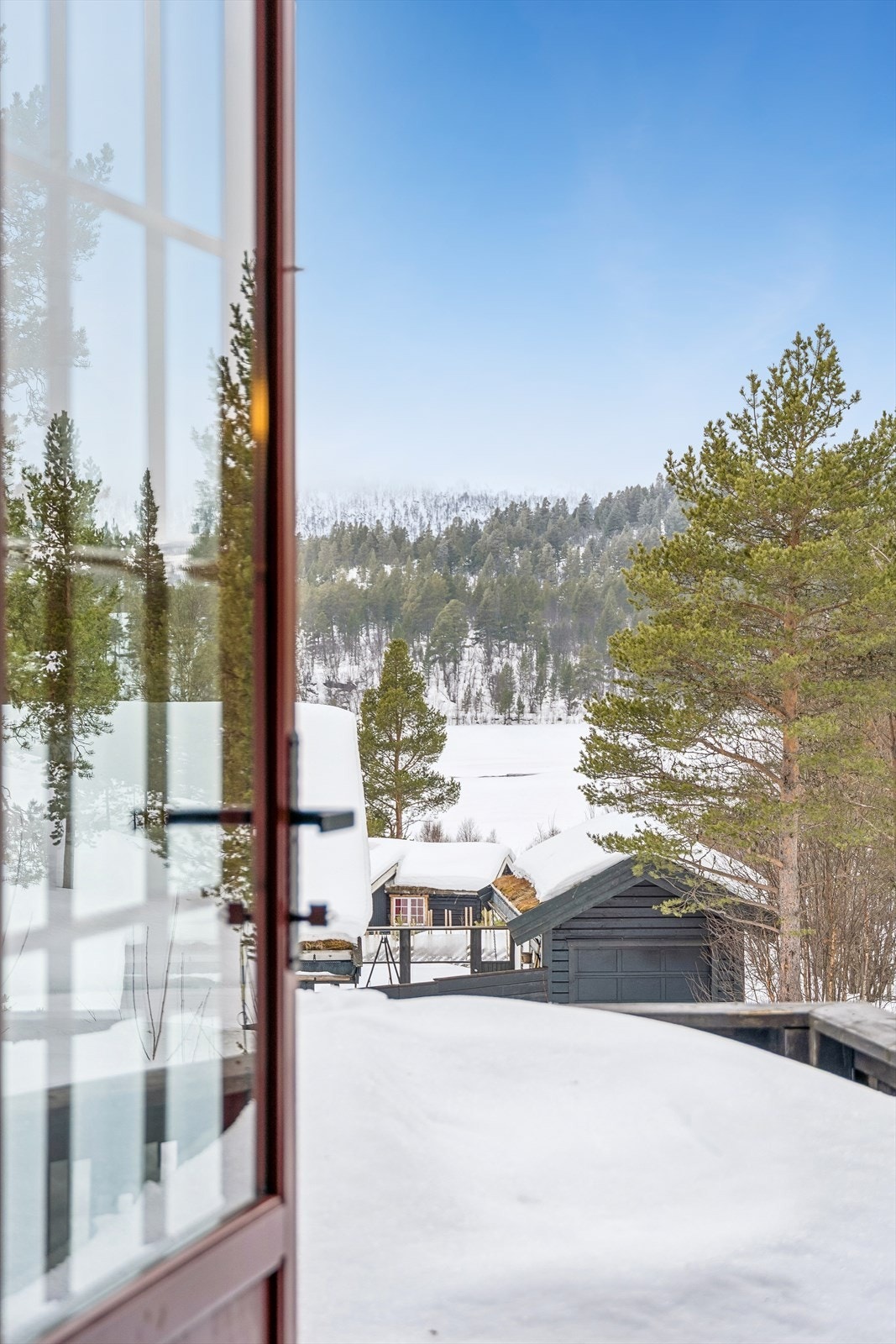 Fra terrassen er det utsikt mot Savalsjøen som ligger 200 meter fra hytta. Galleribilde