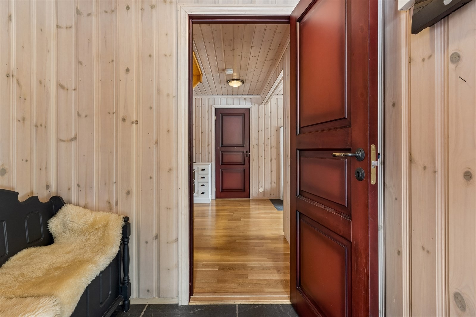 Velkommen inn i en lys entré med flislagt gulv. Galleribilde