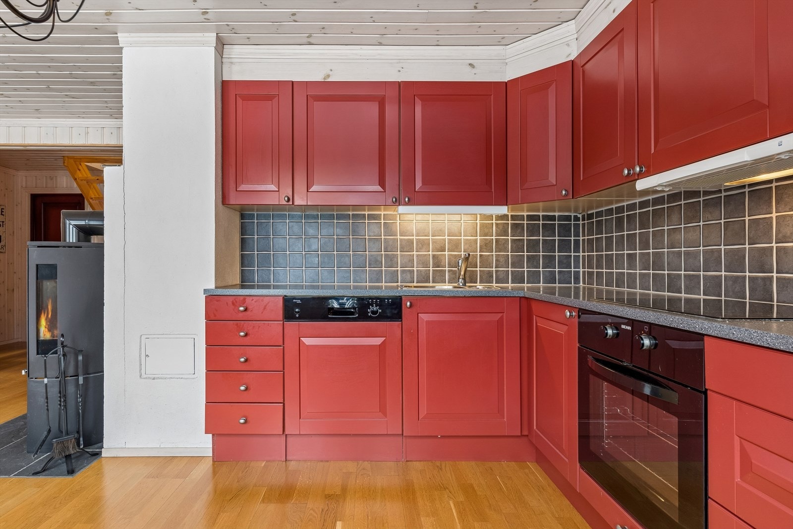 Innredningen er utstyrt med integrert stekeovn, platetopp og oppvaskmaskin. Galleribilde