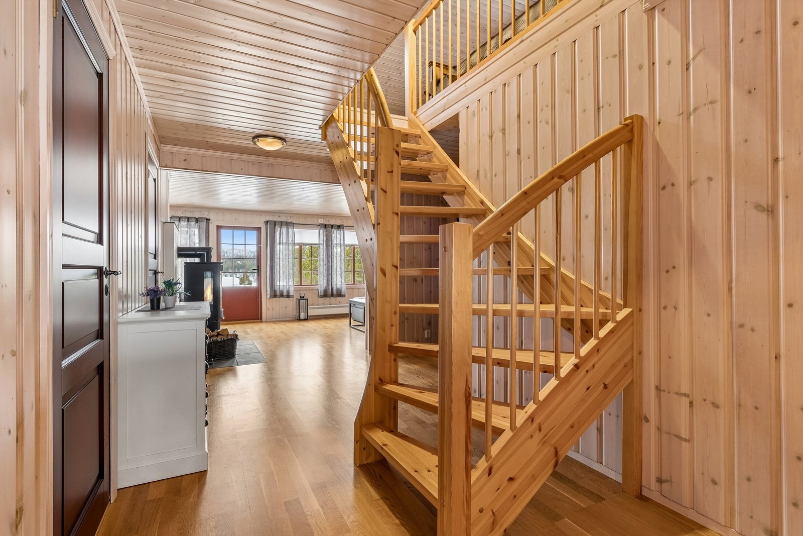 Dette er en innholdsrik og praktisk fritidsbolig over to plan. Galleribilde