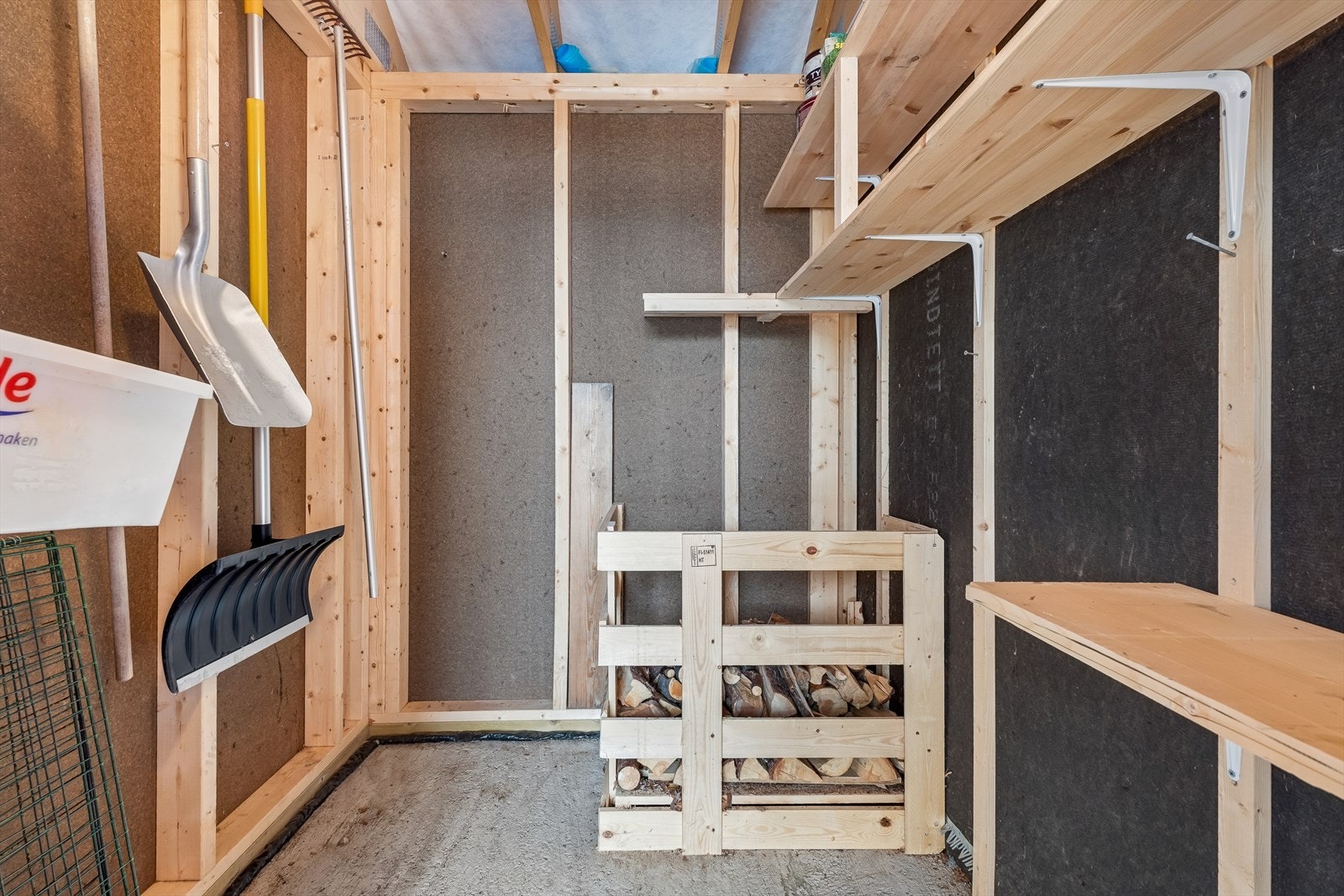 En praktisk utvendig bod på 3 m² gir god lagringsplass for ski, ved og utstyr. Galleribilde